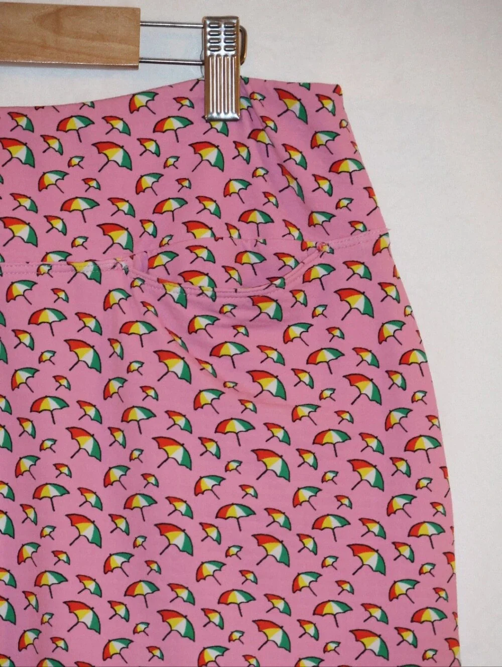 ⁠IBKÜL Pink Franny Umbrella Print Athletic Golf/Tennis Skort.